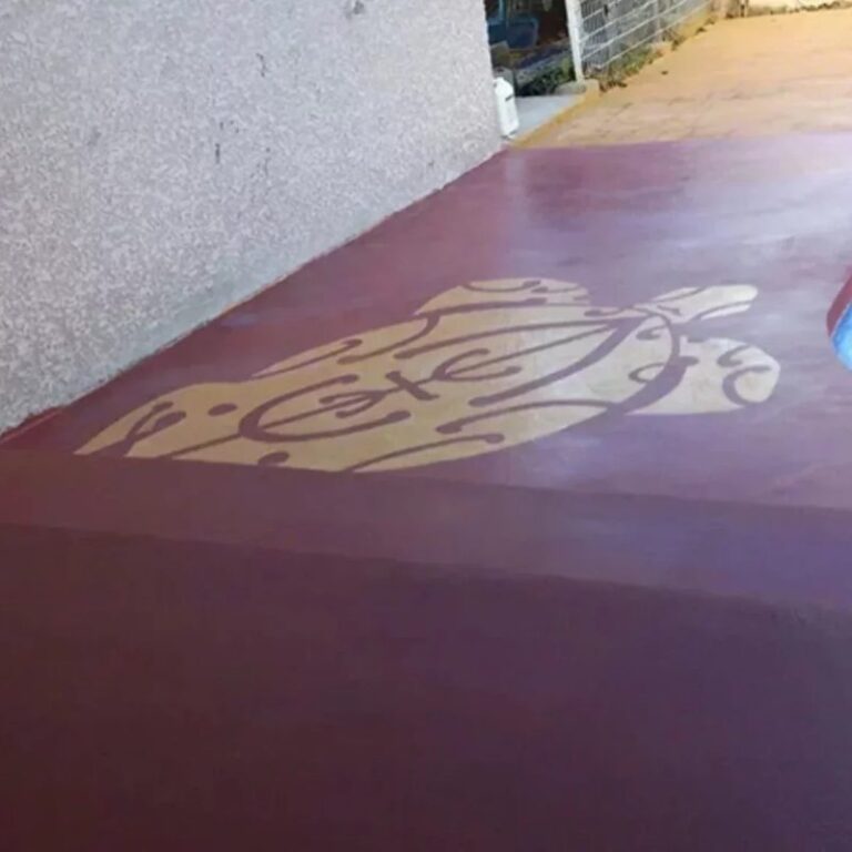 Allée extérieure en béton ciré avec finition épurée 2