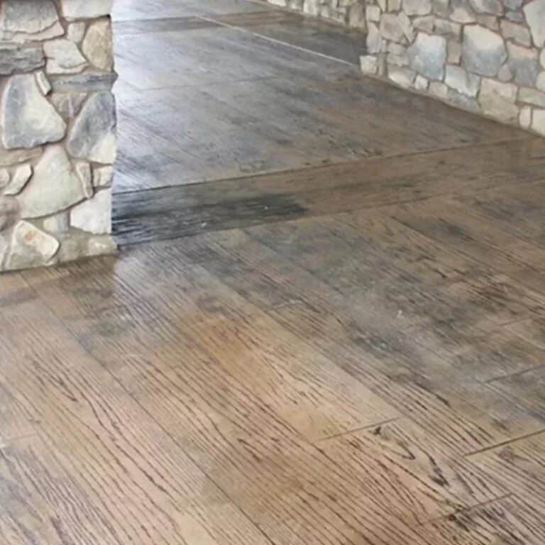Allée terrasse en béton imprimé motif bois gris à Quimper 1