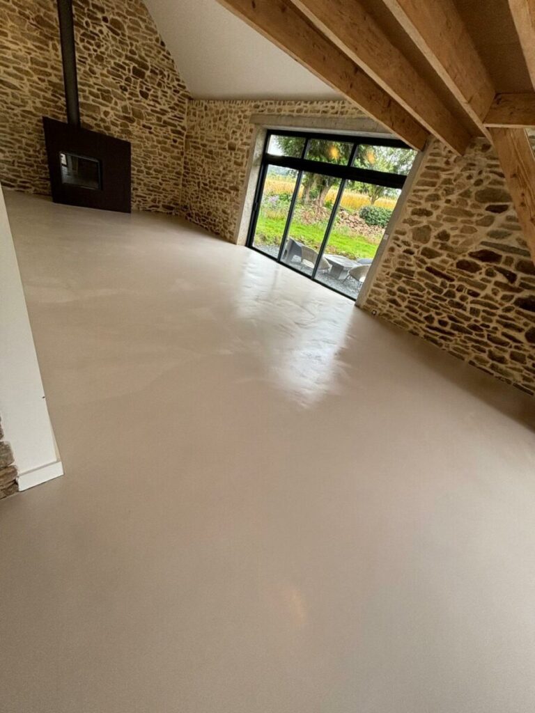 Béton ciré blanc crème - Rénovation longère bretonne 1