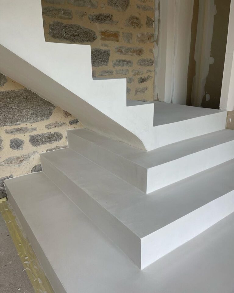 Escalier béton ciré blanc et gris - Rénovation Bretagne 1