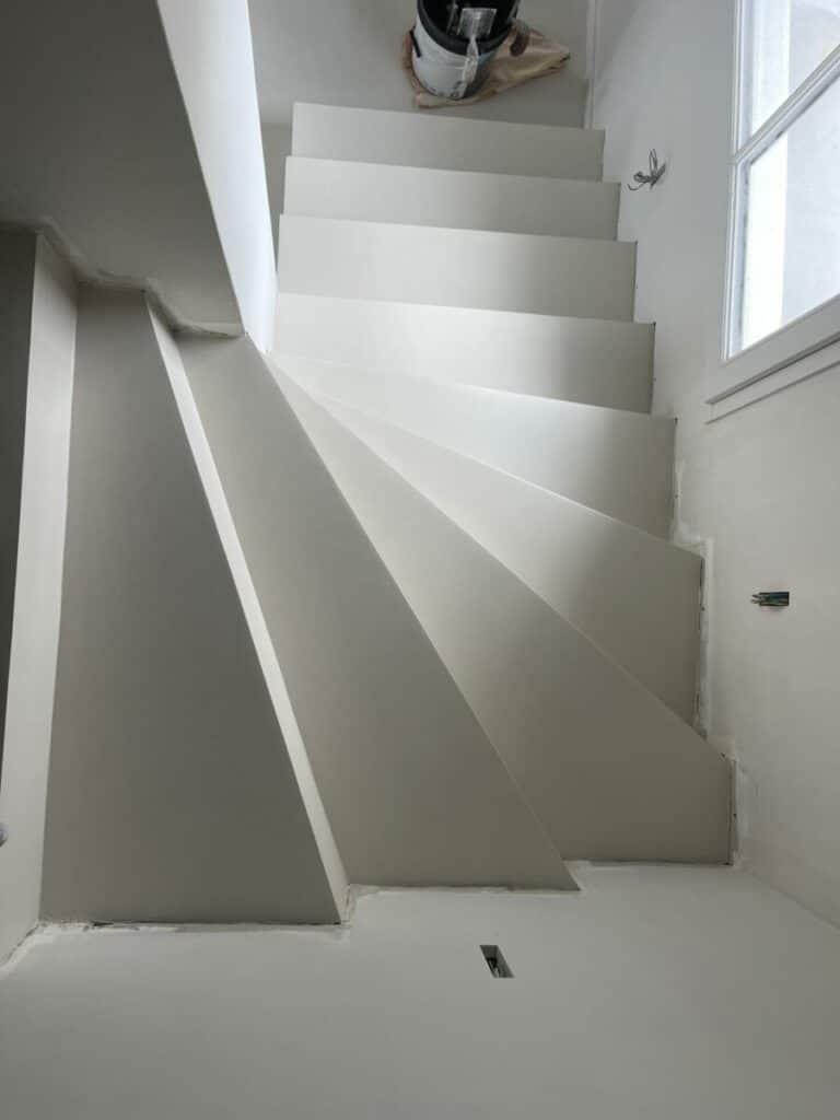 Escalier en béton ciré blanc et gris clair à Quimper 1