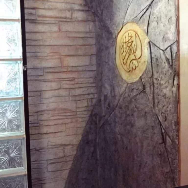 Mur décoratif en béton ciré sculpté avec médaillon à Quimper 1