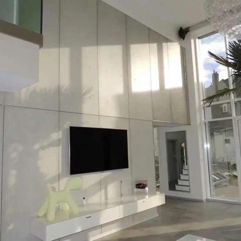 Mur TV en béton ciré blanc - Salon contemporain Quimper 1