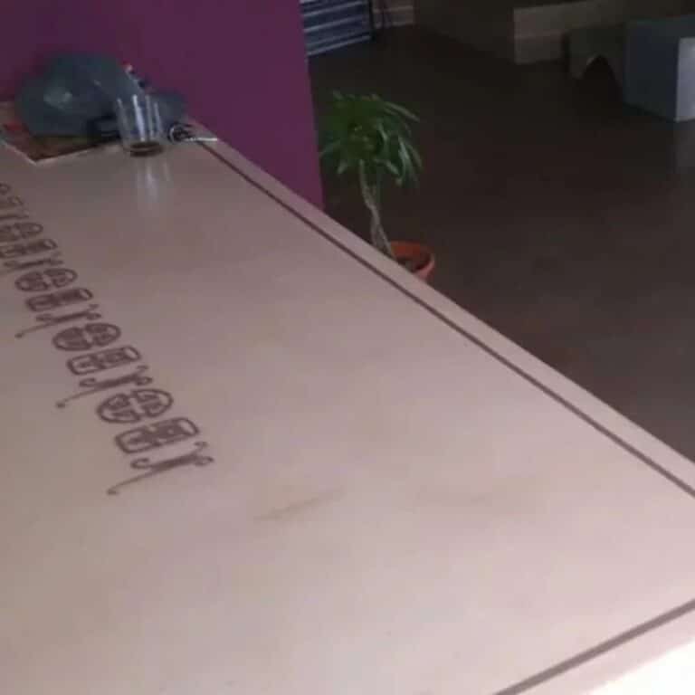 Plan de travail bar en béton ciré gravé à Quimper 1