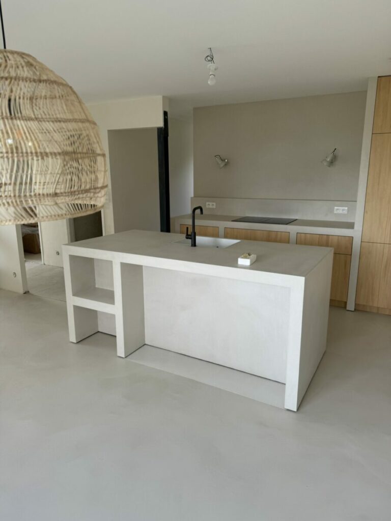 Plan de travail îlot cuisine en béton ciré blanc et gris à Quimper 2