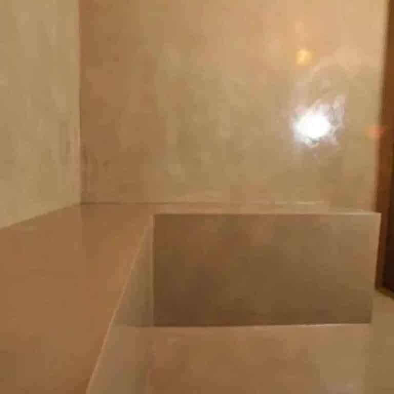 Salle de bain en béton ciré beige sable à Quimper 1