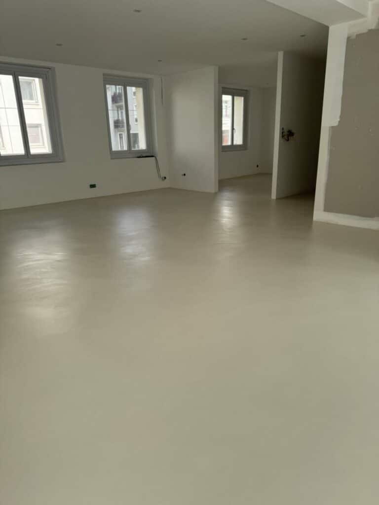 Sol béton ciré beige sable - Rénovation appartement Brest 1