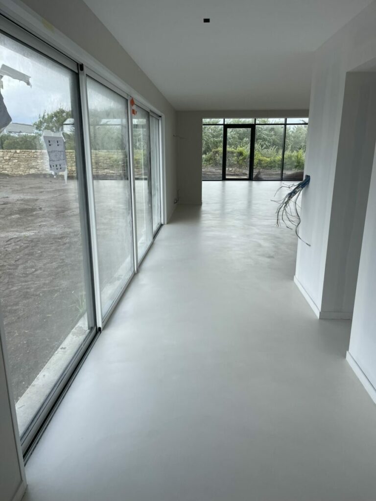 Sol béton ciré blanc cassé pour salon - Maison neuve Bretagne 1
