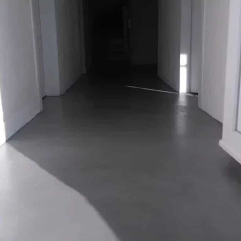 Sol béton ciré gris anthracite - Couloir maison contemporaine 1