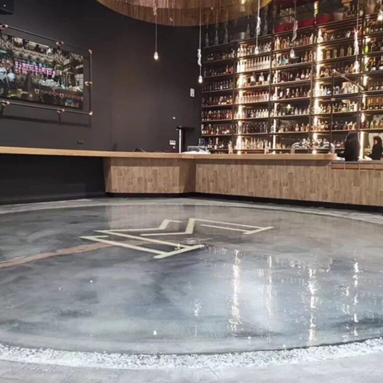 Sol béton ciré gris métallique bar restaurant Finistère 1