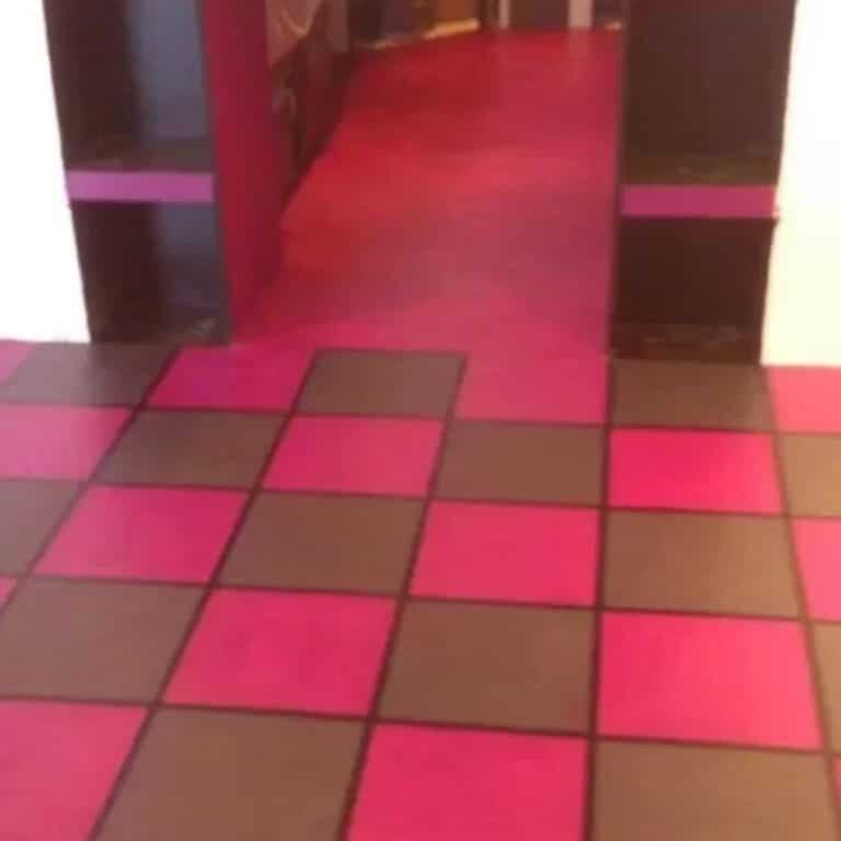 Sol en béton ciré coloré à damier rose et taupe 1