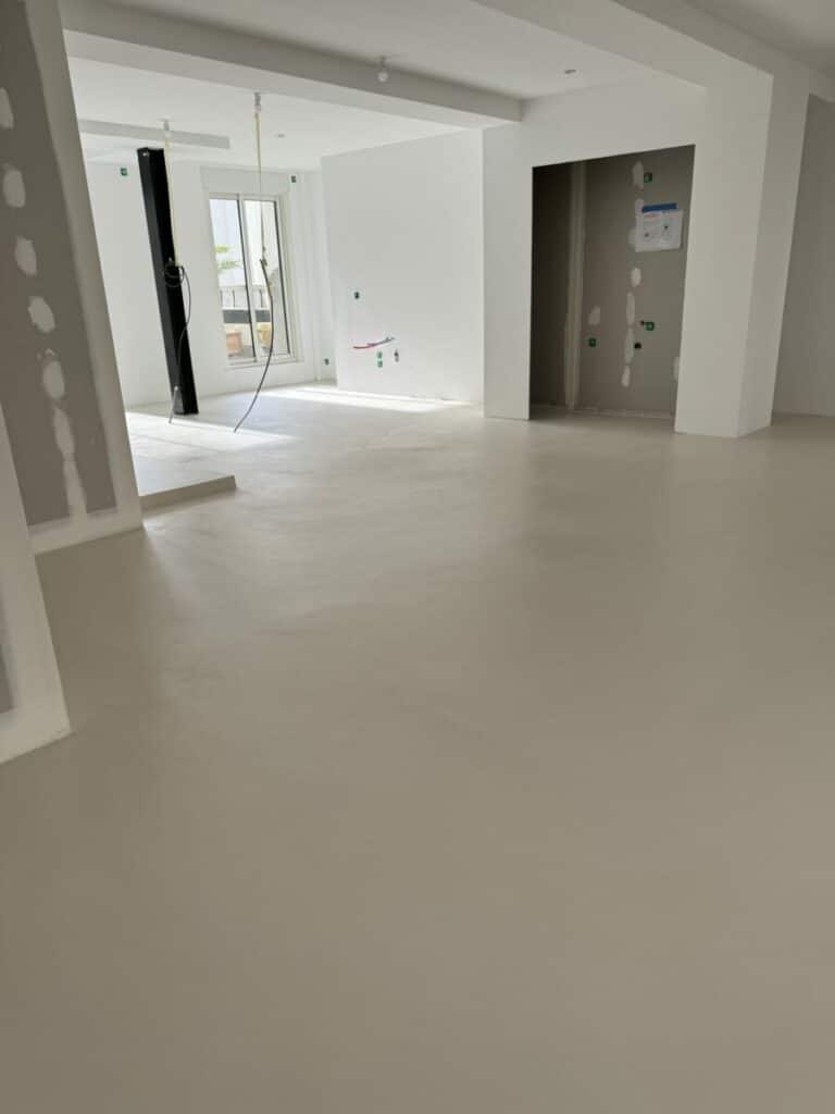 Sol en béton ciré gris beige - Rénovation appartement Quimper 1