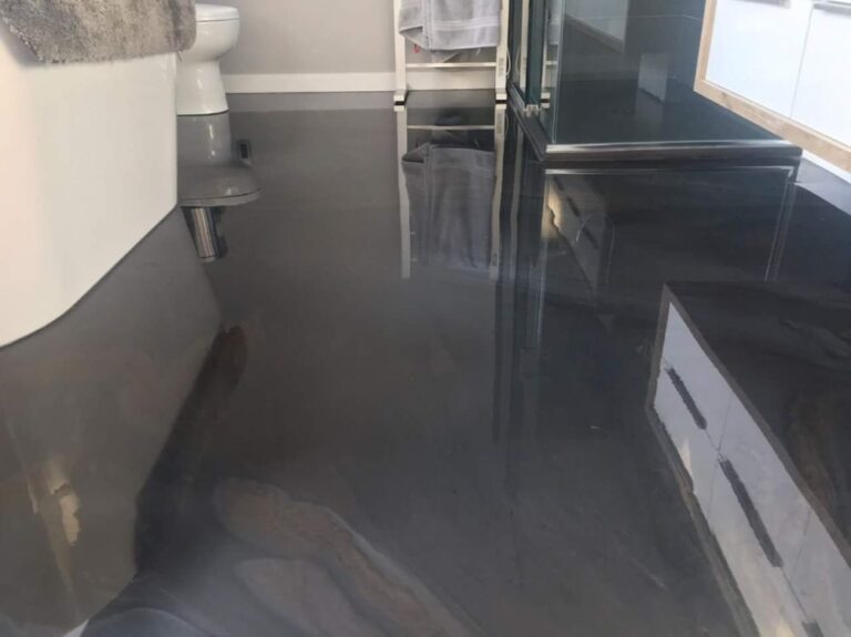 Sol en béton ciré pour salle de bain moderne 1