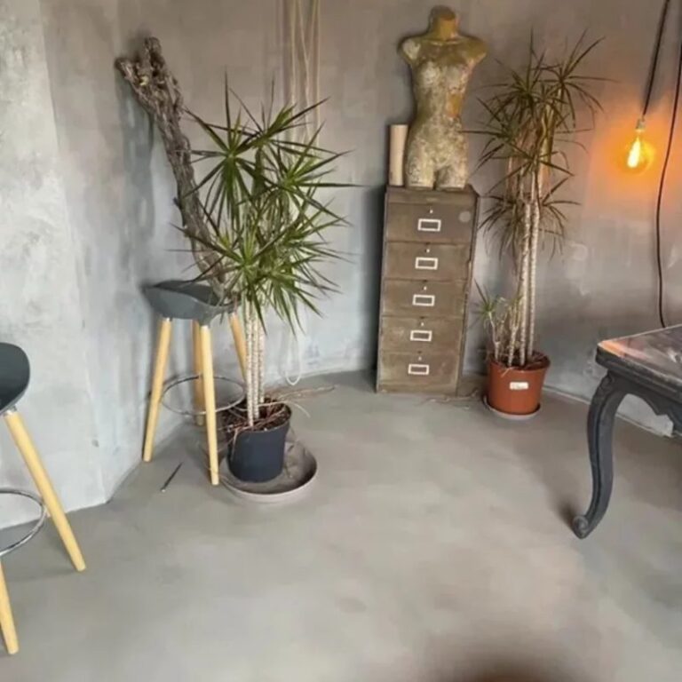 Sol et mur en béton ciré gris foncé - Showroom Quimper 1