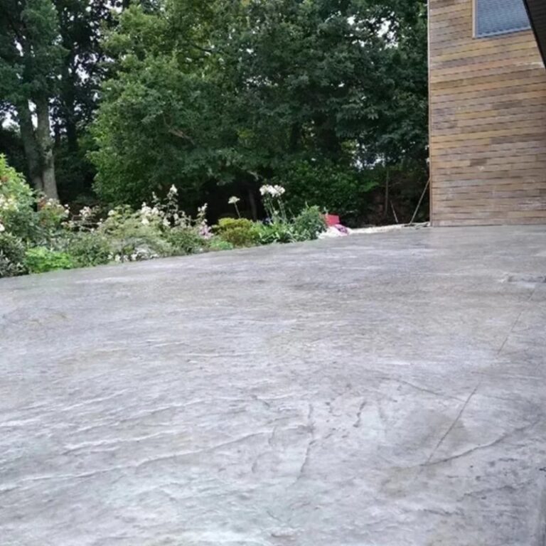 Terrasse béton ciré contemporain à Quimper 1