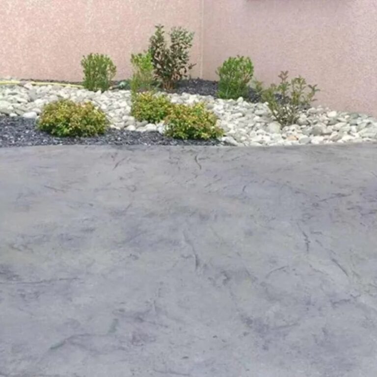 Terrasse béton ciré gris clair - Maison contemporaine 1