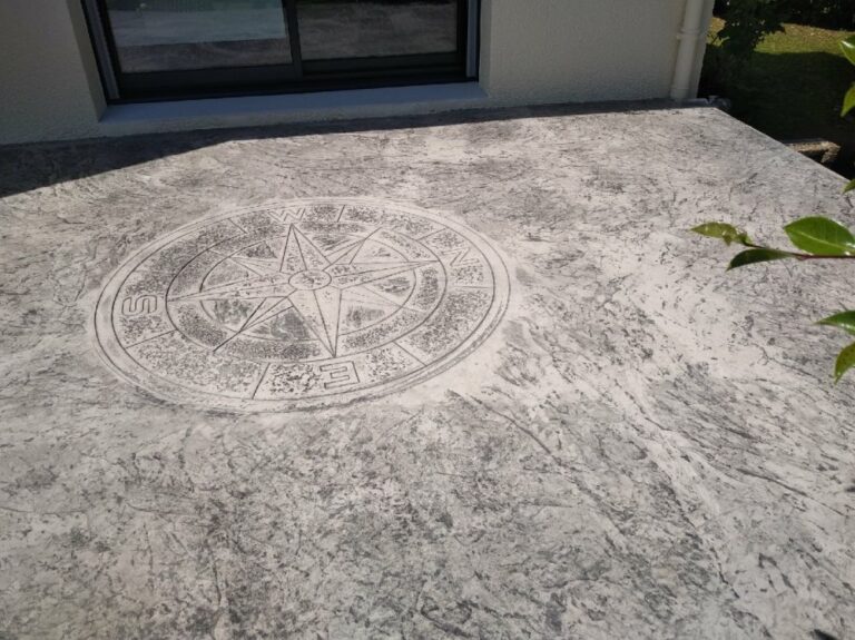 Terrasse béton imprimé rose des vents à Quimper 1