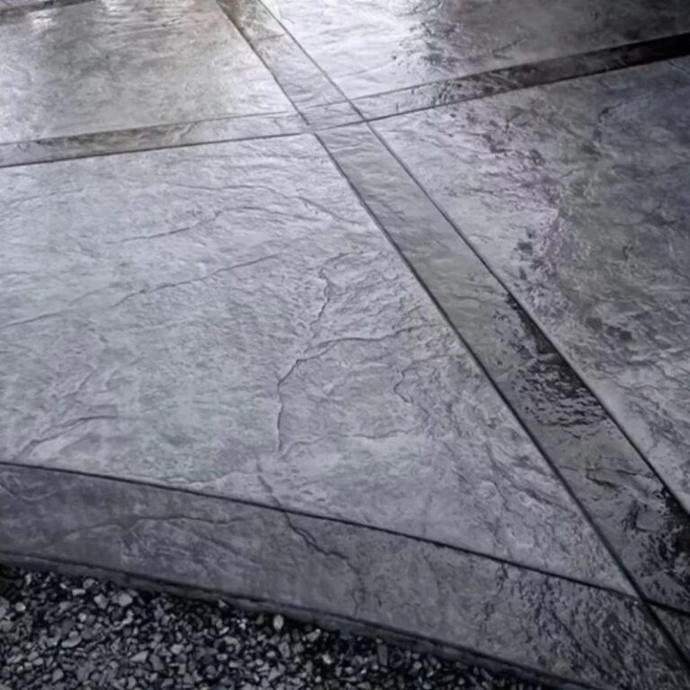 Terrasse en béton ciré gris pour maison moderne 1